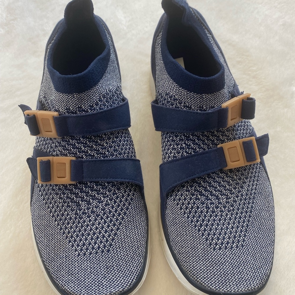 NIKE Women’s Blue Knit Running Shoe Size 9 with 2 front Clips price negotiable!